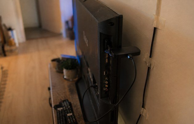 TV antiga com Fire Stick conectado na entrada HDMI em apartamento pequeno