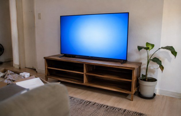 Smart TV nova instalada em sala de apartamento pequeno