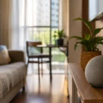 Smart speaker sobre estante de sala em apartamento pequeno brasileiro