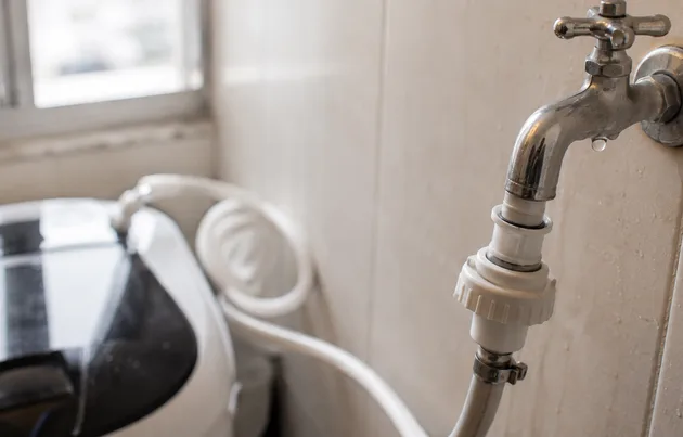 Adaptador universal de mangueira conectado a torneira para instalar lavadora compacta sem obra
