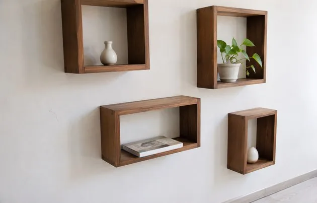 Composição de nichos decorativos assimétricos na parede da sala pequena