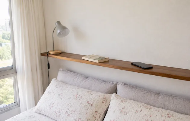 prateleira acima da cabeceira em quarto pequeno de apartamento