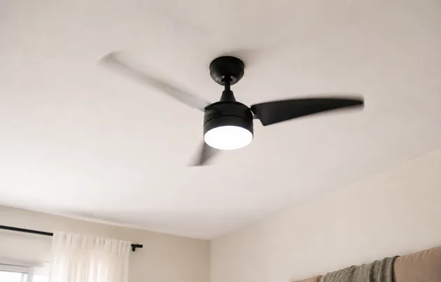 Ventilador de teto inteligente instalado em sala de apartamento pequeno