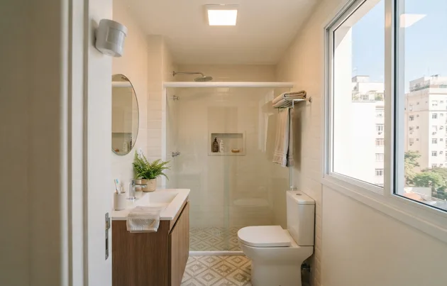 Banheiro pequeno de apartamento com sensor de presença acionando a luz automaticamente